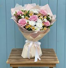 Букет цветов из:  Гвоздики, Орхидеи и Розы в Рыболово