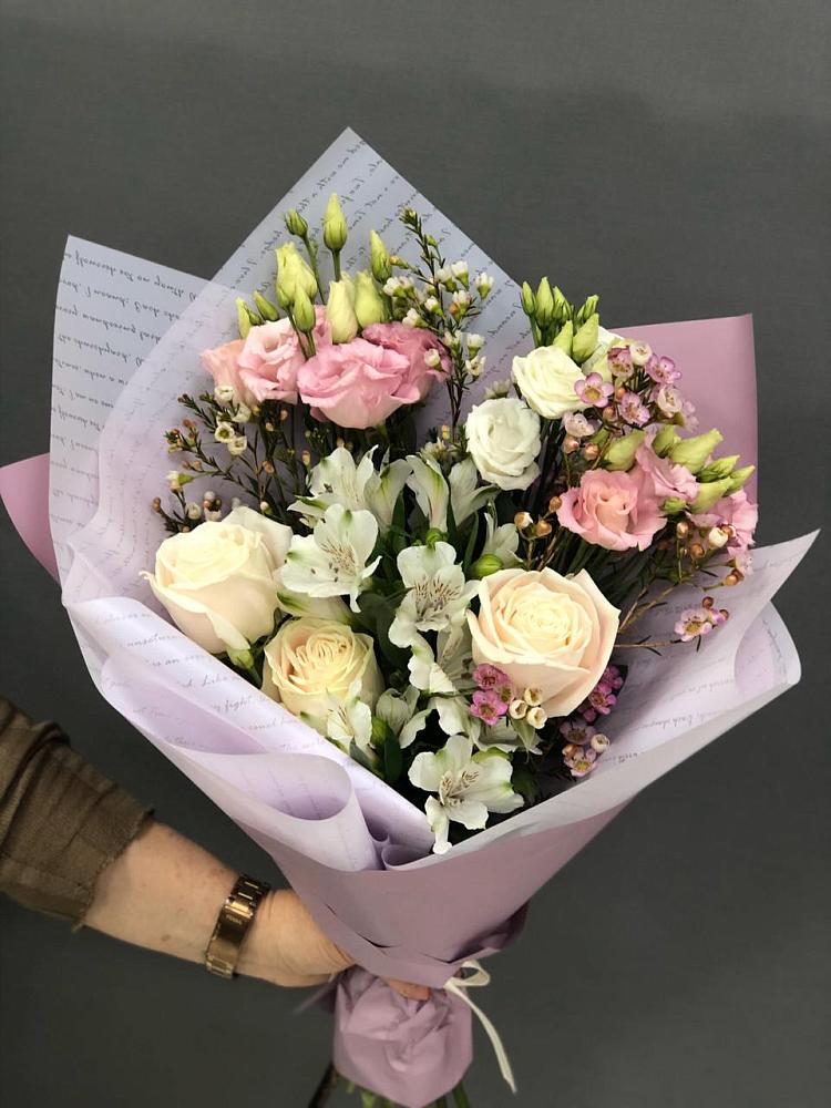 Букет цветов из: Альстромерии, Розы и Лизиантусы в Рыболово