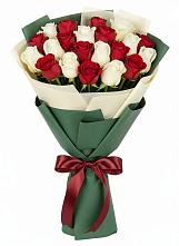 Букет Микс из красных и белых роз в Рыболово