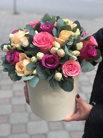 Цветочная композиция из Розы в шляпной коробке в Рыболово
