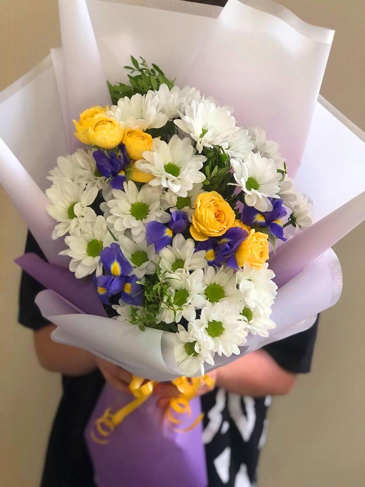 Букет цветов из: Ирисы, Хризантемы и Розы в Рыболово