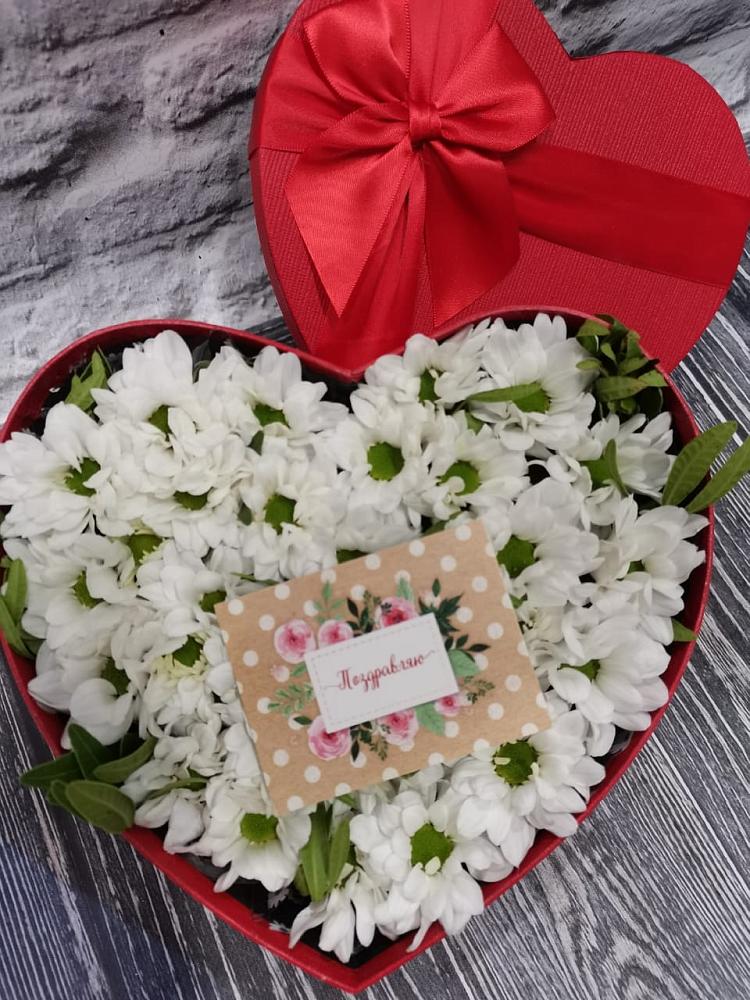 Цветочная композиция из Хризантемы в виде сердца в Рыболово