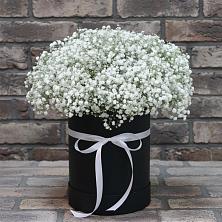 Цветочная композиция из Гипсофила в шляпной коробке в Рыболово