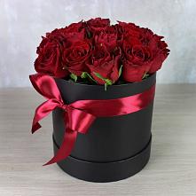 Цветочная композиция из Розы в шляпной коробке в Рыболово