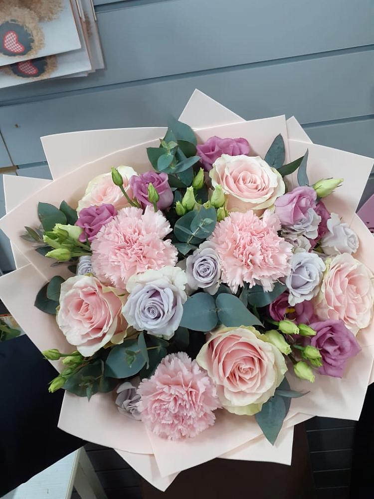 Букет цветов из: Розы, Гвоздики и Лизиантусы в Рыболово