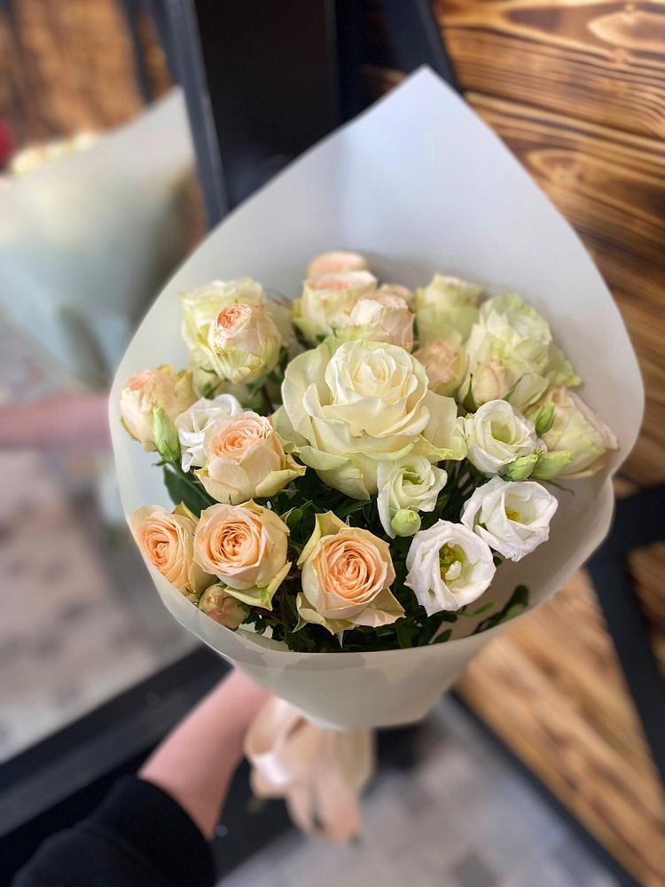 Букет цветов из: Розы и Лизиантусы в Рыболово